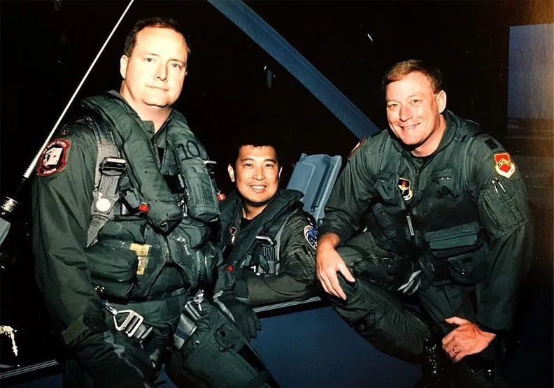 圖／郝光明中校（中）與兩位美軍飛官，1997年將首批兩架F－16由美國飛回台灣。郝光明提供