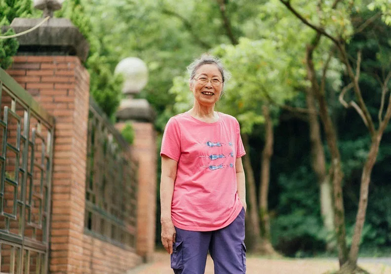 原來住安養院並不可怕！80歲退休教師黃育清的自在生活