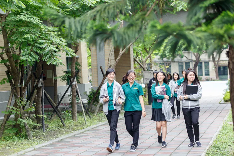 台北市教育局今天表示，受到少子女化趨勢及配合108課綱推動，新學年預計調降公私立高中職班級人數。賴永祥攝