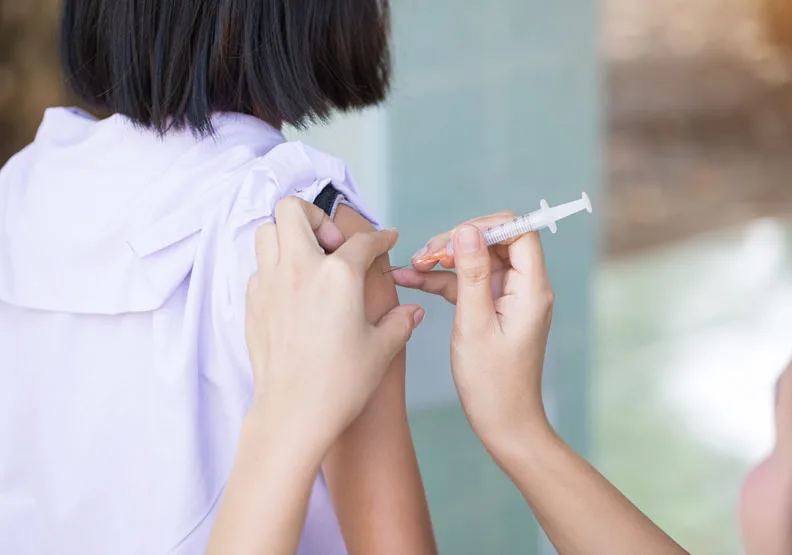 桃園一名國一女學生於接種BNT後出現心肌炎！陷入昏迷、葉克膜治療中。僅為情境配圖，取自shutterstock