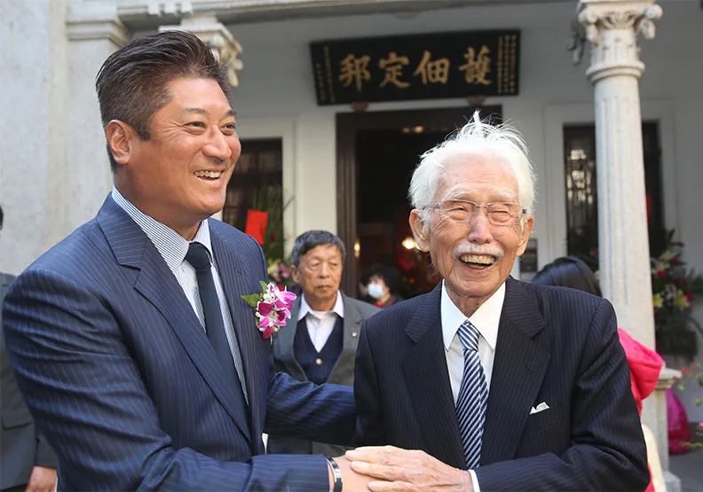 圖／中國信託金控大股東辜仲諒（左）與現任總統府資政、台獨大老辜寬敏（右）。鹿港民俗文物館提供