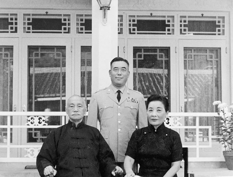 圖前排為蔣中正夫婦，後排為郝柏村。遠見資料。