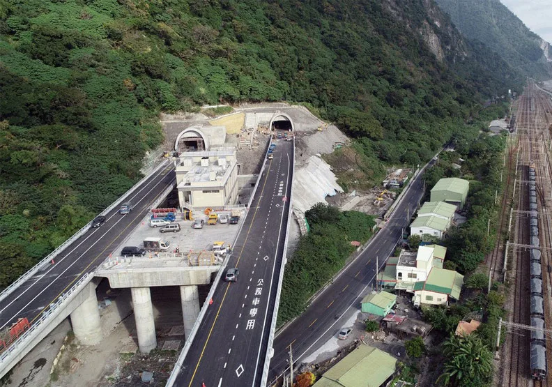 圖／蘇花公路改善工程，B段從南澳到和平，出谷風隧道後（左），在漢本地區採高架道方式繼續往南接蘇花改C段工程道路，中左為既有之台9線道（現改為9丁），右為花東鐵路。聯合新聞網
