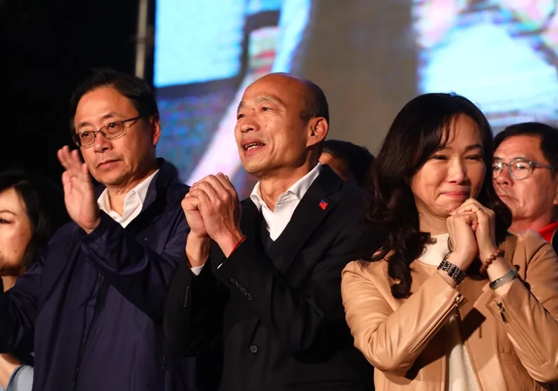 左起為張善政、韓國瑜、李佳芬。