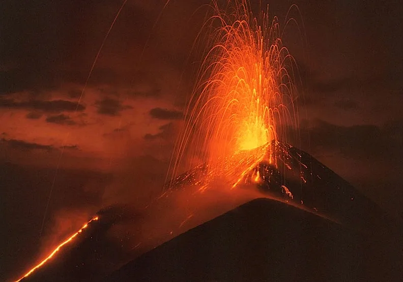 帕卡亞火山。取自維基百科