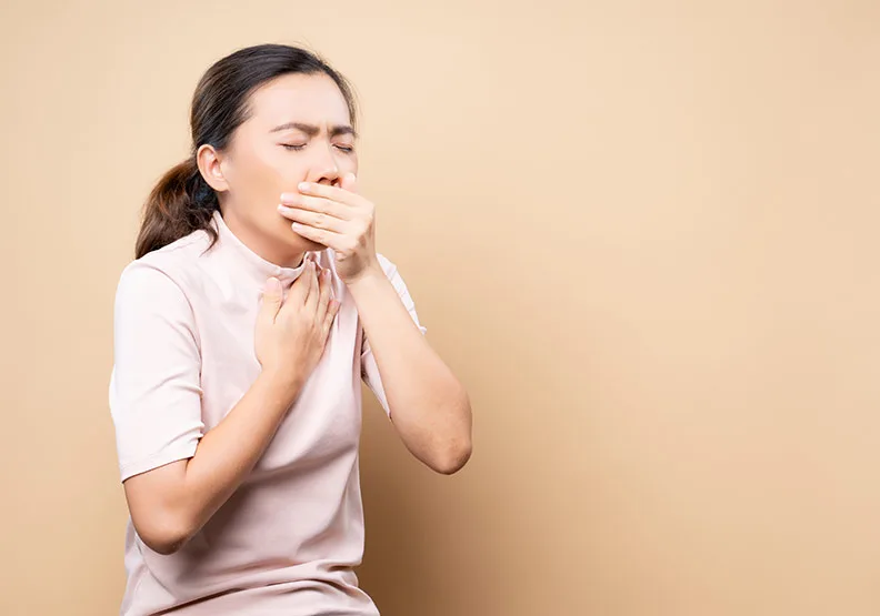 隨著全台確診人數屢創新高，也讓不少人跟著繃緊神經，只要稍微咳嗽、感覺喉嚨不舒服，就懷疑自己可能中鏢，究竟民眾出現哪些症狀要特別當心呢？僅為情境配圖，取自shutterstock