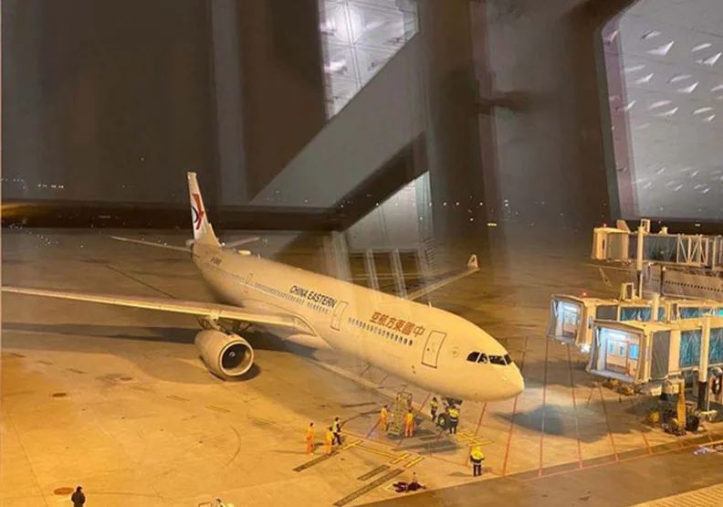 圖／首批滯留湖北及武漢當地國人搭乘東方航空MU9004班機返台。徐正文提供