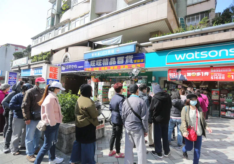 圖／超商、藥妝店大排長龍搶口罩的畫面將成絕響。張智傑攝