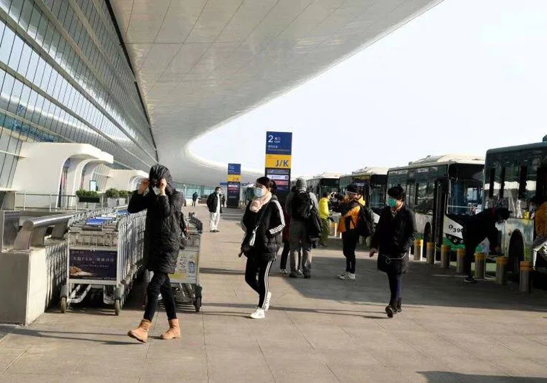 圖／首批武漢返台專機國人。中新社記者安源提供