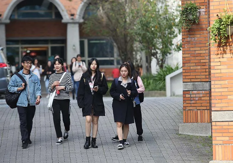 圖／選擇大學時，如果能以更實惠的學費，畢業後獲得更高的起薪，甚至及早清償學貸，那就太好了！張智傑攝。 