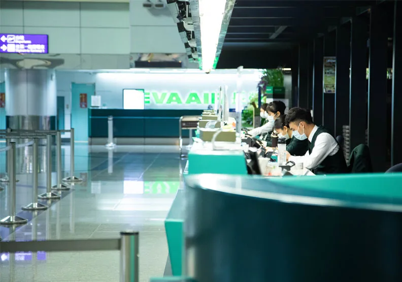 桃園機場長榮航空櫃檯。遠見資料庫