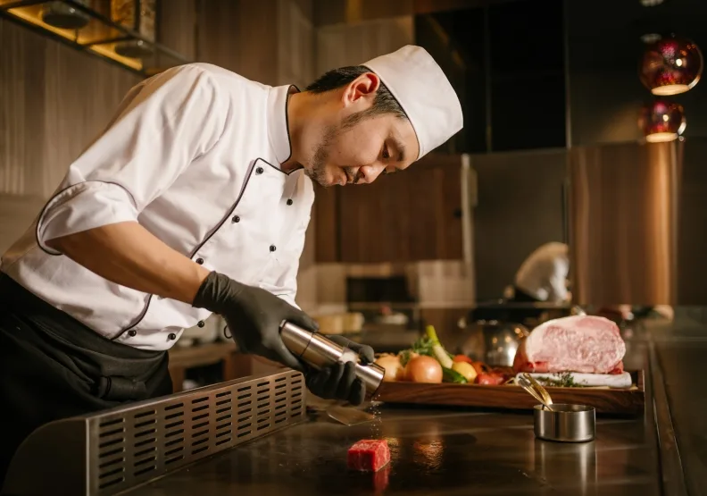 「犇極上BEN Teppan Suprême」邀請法餐主廚坐鎮並引進日本極上和牛，讓頂級食材與法式醬汁技藝融合。