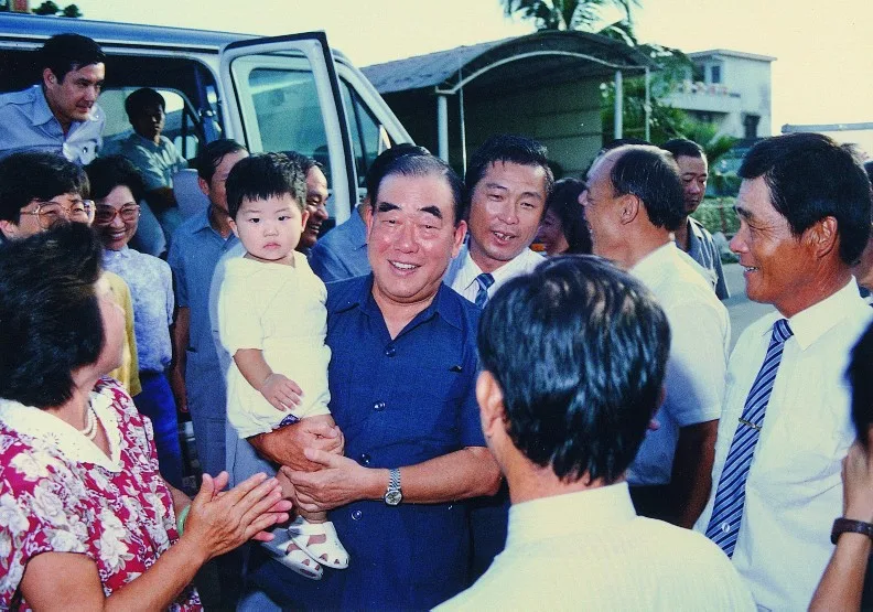 1990年8月11日，行政院長郝柏村至彰化視察民眾生活，關心田尾花農產銷情形。