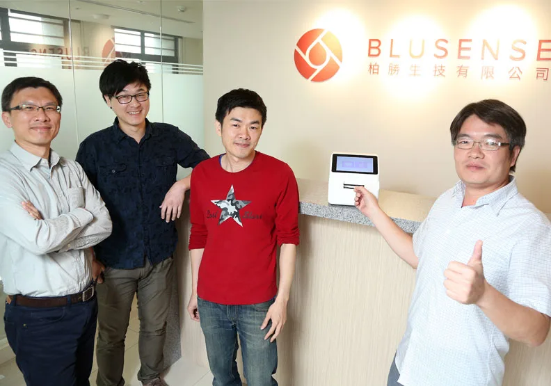 圖／左起為柏勝技術處長張振福、技術經理游騰結、技術經理徐建輝、技術處長陳明弘。四人過去皆曾在廣明光電擔任光碟機工程師。張智傑攝