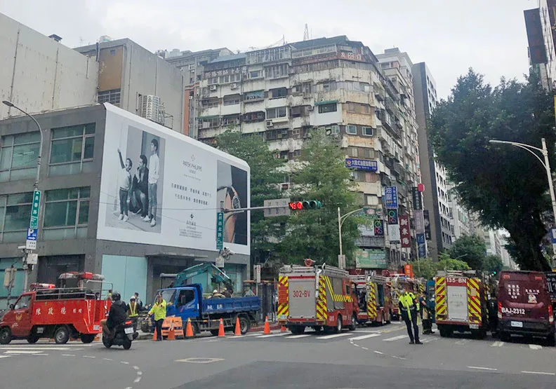 林森錢櫃火災，警消封路；圖／網友提供。