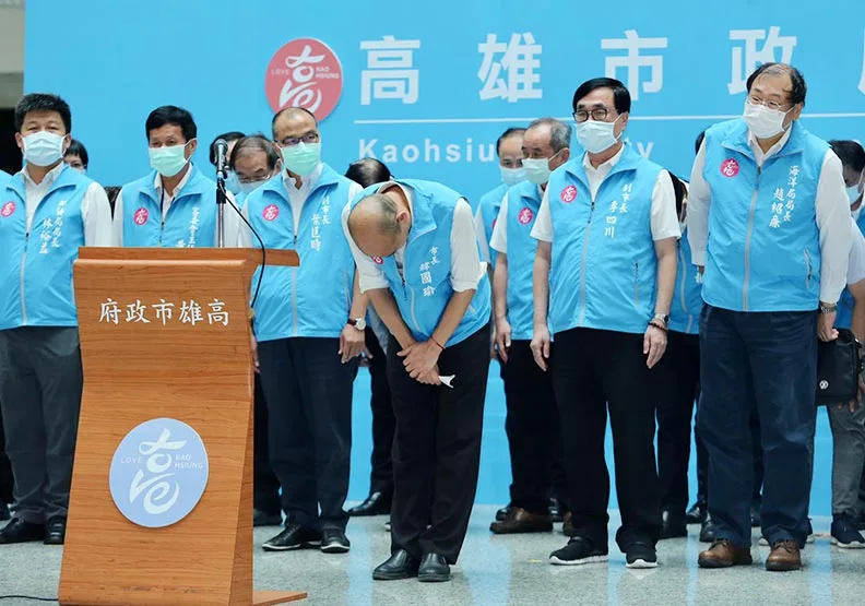 韓國瑜被罷免後，率市府團隊現身。張智傑攝