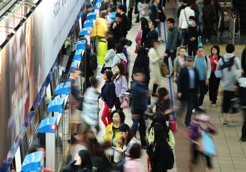 圖為台北捷運上班人潮。遠見資料庫