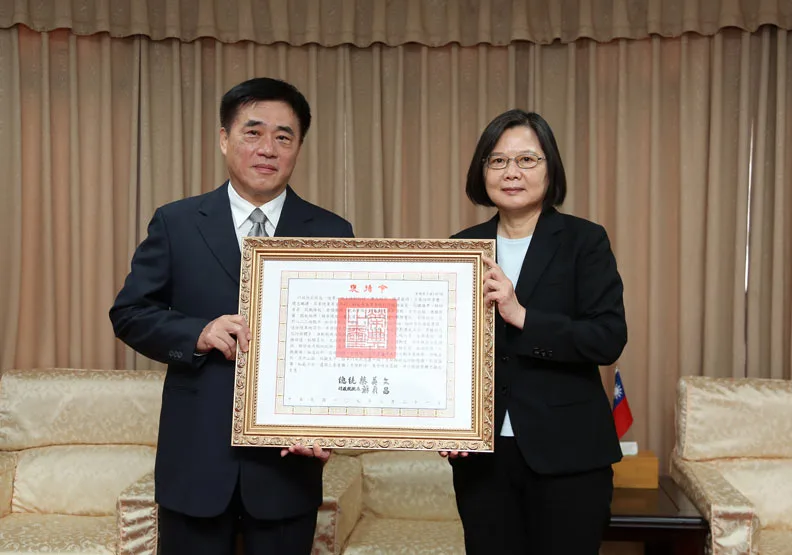 總統蔡英文代表中華民國政府頒發褒揚令給前行政院長郝柏村，表彰他對國家的貢獻。
