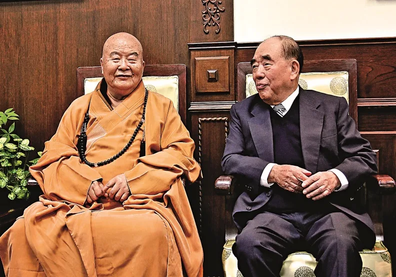 2010年12月6日，前行政院長郝柏村(右)與星雲大師(左)於台北國父紀念館合影。圖片來源：佛光山