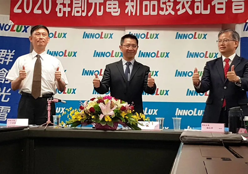 圖／左起依序為群創執行副總丁景隆、董事長洪進揚、總經理楊柱祥。毛凱恩攝