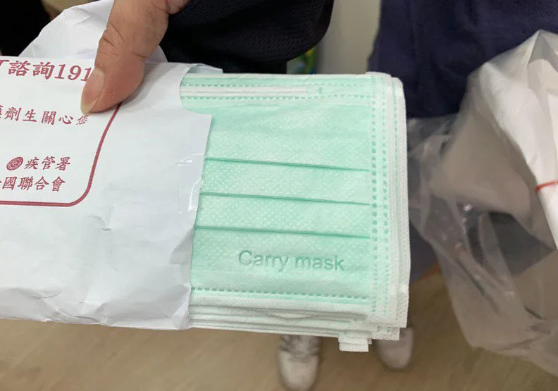 圖／加利科技以壓印「CARRY MASK」的陸製口罩混充國產醫用口罩。聯合新聞網提供
