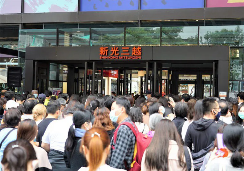 圖／新光三越台北信義新天地首日來客數超過23萬人次，業績突破10億。新光三越提供