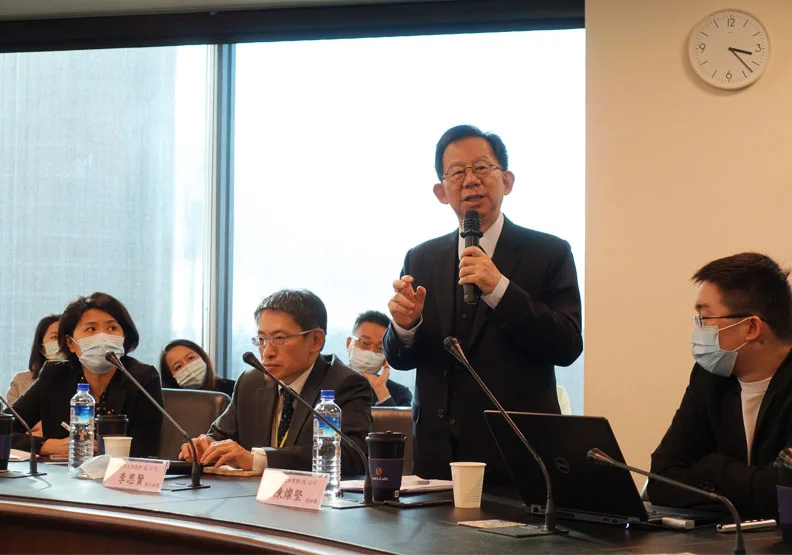 圖／高端疫苗總經理陳燦堅正向法人說明新冠疫苗的上市時程。蔣濬浩攝