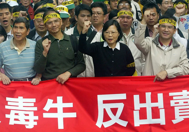 圖／民進黨2009年11月14日發動「反毒牛、反出賣、反欺騙」示威遊行，時任民進黨主席的蔡英文在出發前拿著麥克風慷慨激昂的演說。聯合新聞網提供
