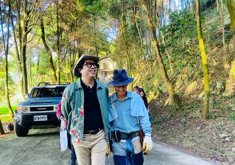 作者與賴桑（右）一起於山上散步。圖片由歐萊德提供