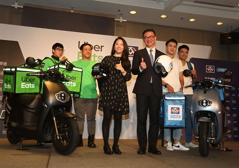 全聯聯手Uber Eats推外送！全聯總經理蔡篤昌（右）與Uber Eats台灣總經理李佳穎（左）。蘇義傑攝影