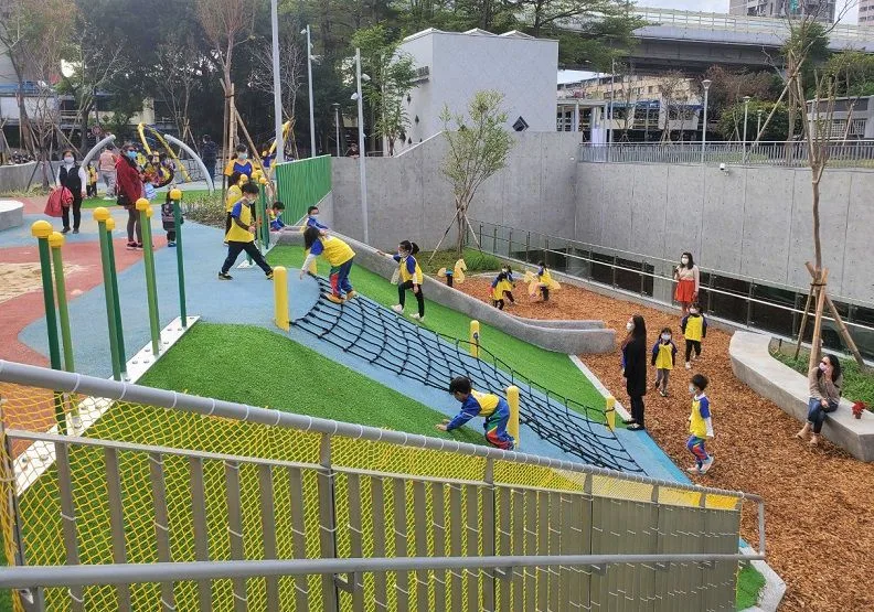 圖 / 「升格十年．新北一百」，隨著板橋音樂公園的落成，新北市推動全齡、特色、共融公園總共100處啦！這第一百座特色公園將成為新北市民日常生活的「啟點」。（照片提供/新北市政府綠美化環境景觀處）