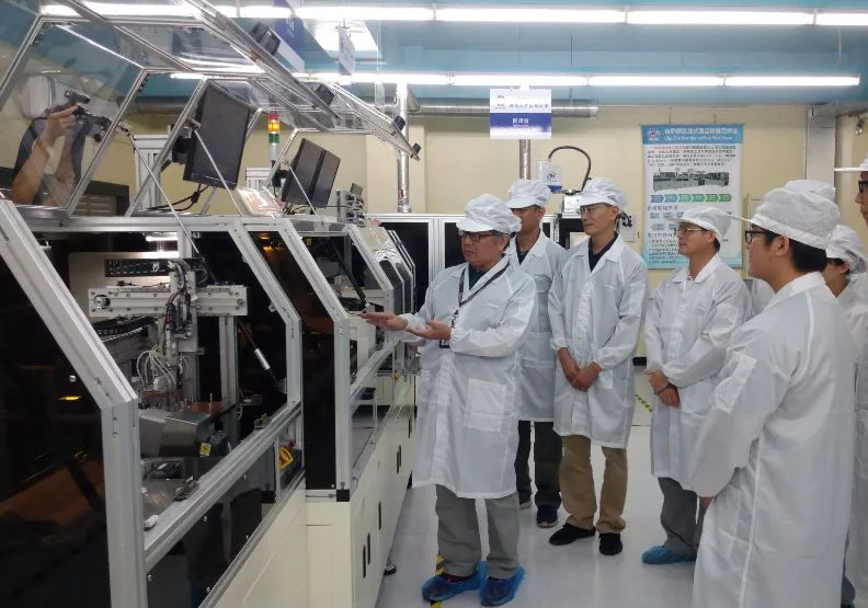 圖 / 明新科技大學校內建置全國第一座與業界同等級的「半導體封裝測試類產線」教室，把科技廠房搬進校園，讓學生提早熟悉產業環境。