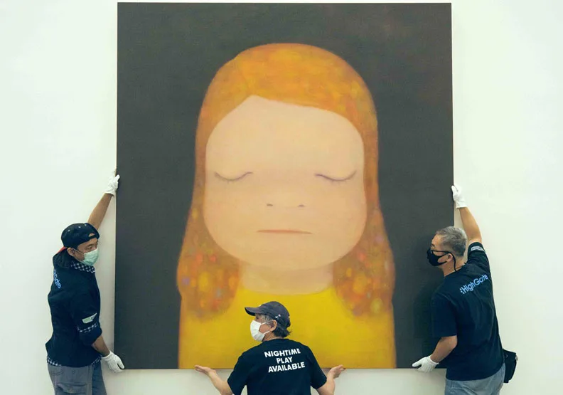 圖／奈良美智（中）親自來台布展，圖中的畫就是知名作品《月光小姐》。圖片取自中華文化總會官方臉書