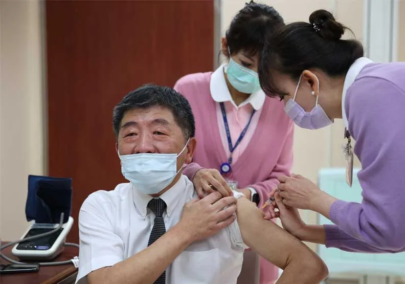 圖／衛福部長陳時中今早與行政院長蘇貞昌赴台大醫院接種AZ疫苗。中央流行疫情指揮中心提供