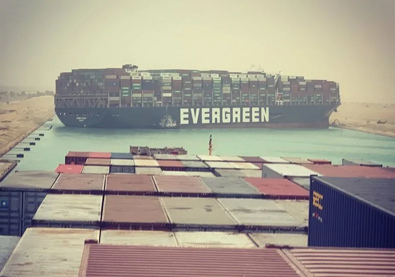 長榮貨櫃輪「Ever Given」3月23日疑似遭瞬間強風吹襲，意外觸底擱淺在蘇伊士運河，造成運河雙向大阻塞。取自fallenhearts17 instagram