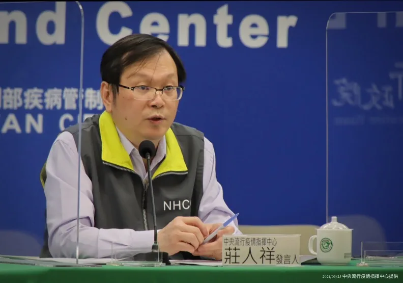 中央流行疫情指揮中心發言人莊人祥說，經研判，這例醫護個案為嚴重過敏反應，就近到加護病房進行觀察，並以抗組織胺、類固醇藥物治療，目前暫時歸類為「其他嚴重不良事件」。中央流行疫情指揮中心提供。