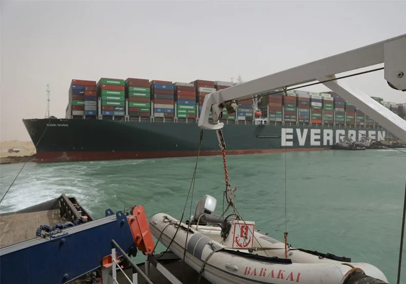 圖／擱淺在蘇伊士運河的長榮貨運輪「長賜輪」（Ever Given）。Suez Canal Authority