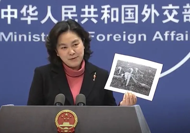 圖／中國大陸外交部發言人華春瑩拿出美國「黑奴採棉照」。擷取自youtube