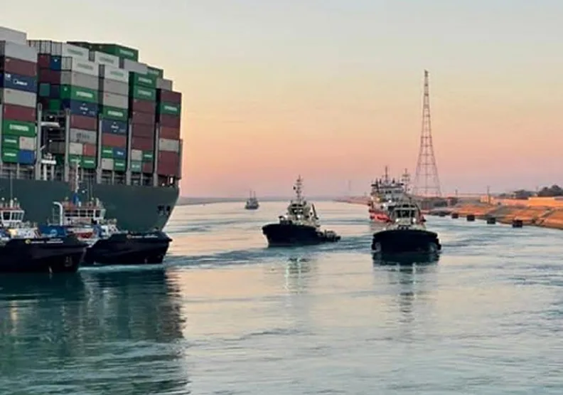 圖／長榮海運巨型貨輪長賜號（Ever Given）終於在擱淺七天後脫困。Suez Canal Authority