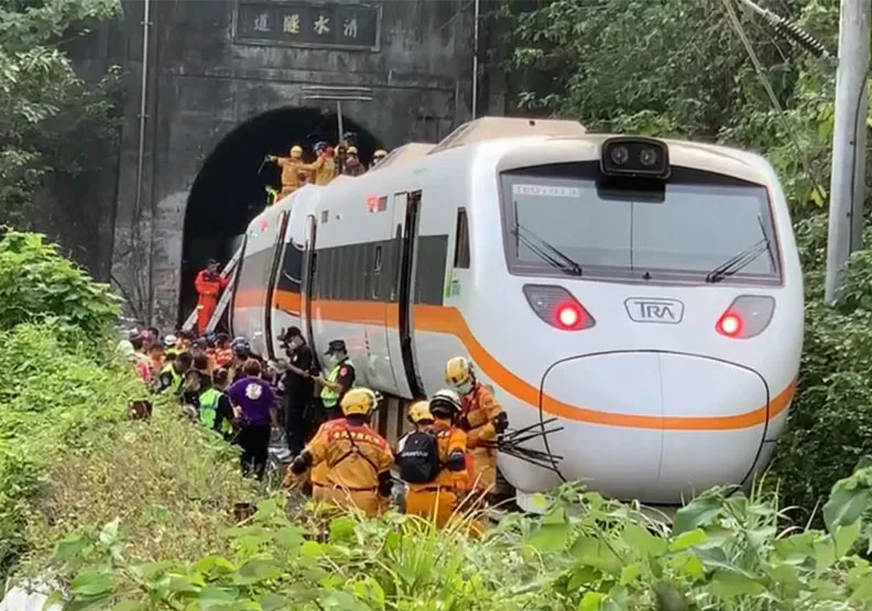 台鐵太魯閣號2021年4月2日在北迴線清水隧道北口撞擊滑落邊坡侵入路線的工程車，造成49人罹難。行政院提供