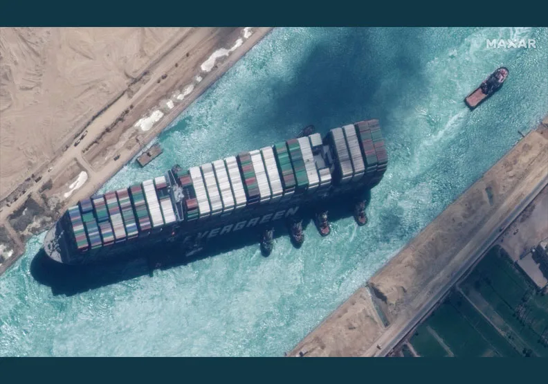 圖／長榮「長賜號」巨型貨櫃輪上月23日在埃及蘇伊士運河擱淺，除堵住運河將近一週、波及全球航運，從太空的最新觀察可以發現，這起事件還造成運河嚴重汙染。取自Maxar臉書粉絲專頁