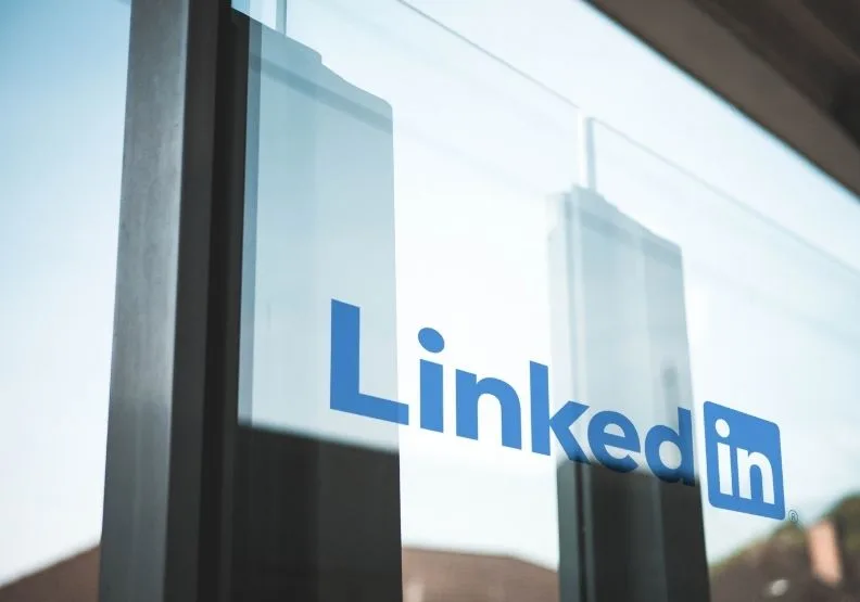 微軟旗下社交求職平台領英（LinkedIn）關閉中文版應用程式，西方社群媒體在中國成絕響。Photo by inlytics | LinkedIn Analytics Tool on Uns