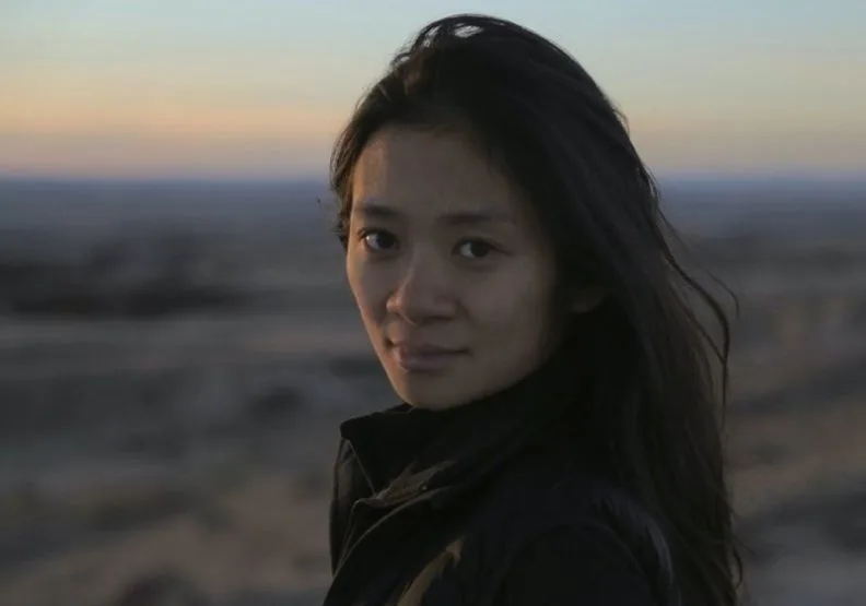 圖／首位勇奪奧斯卡的亞裔女導演趙婷。取自nomadlandfilm推特