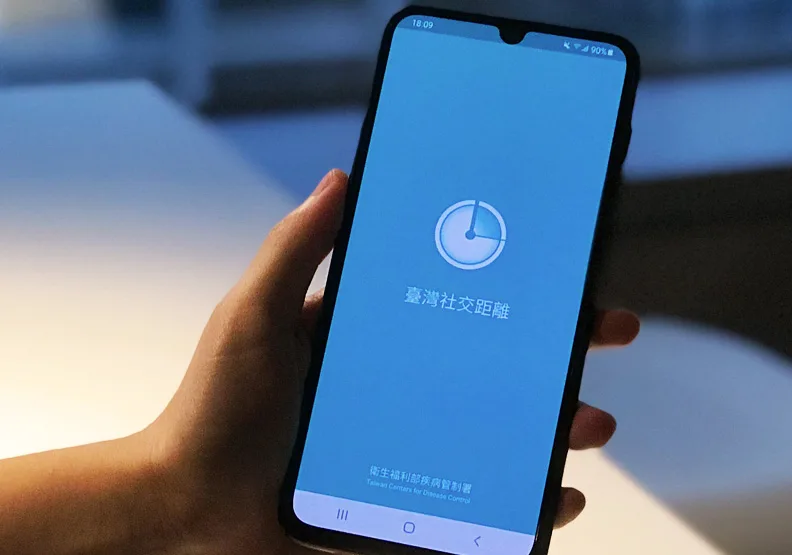 圖／本土疫情嚴峻，衝高臺灣社交距離App下載量。陳心慈攝