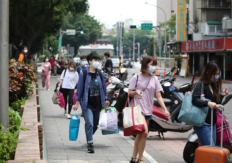 圖／22名醫護今撤離和平醫院。陳之俊攝