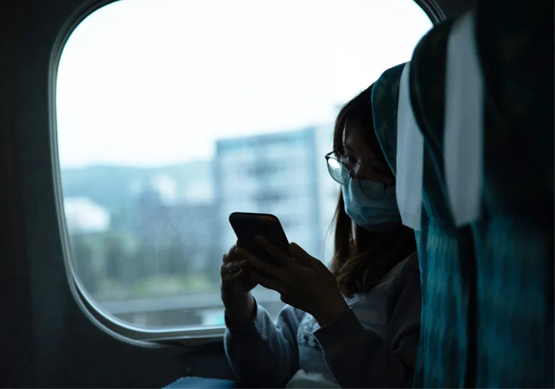 台灣高鐵將修改旅客運送契約，要求旅客使用手機時要配戴耳機。遠見資料庫，池孟諭攝