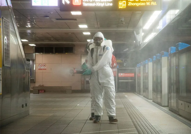 新增240例本土病例、兩人死亡！萬華、中和是重災區。圖為北市捷運車廂消毒狀況，池孟諭攝