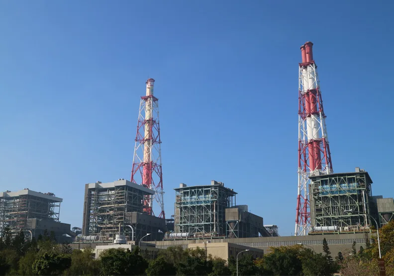 圖／興達電廠。取自wikimedia commons by Eric Deng。 