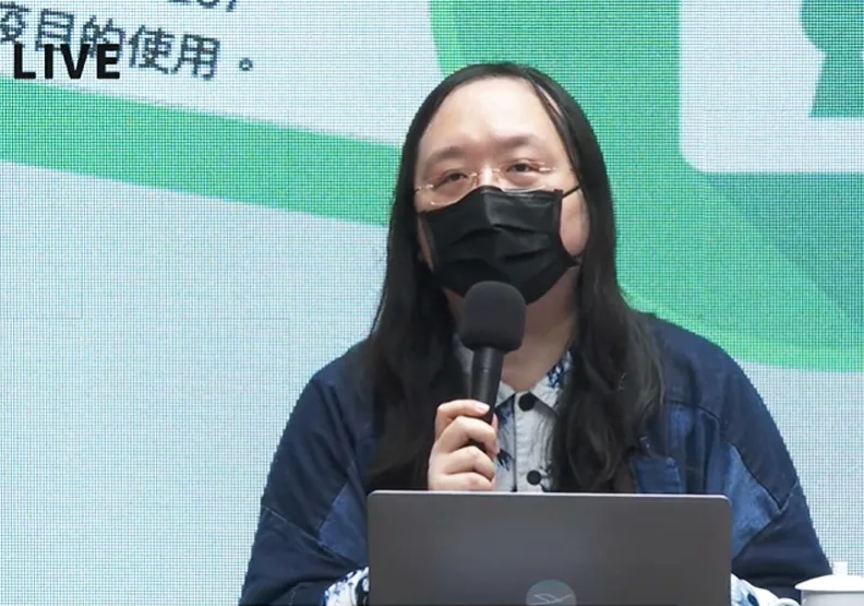圖／數位政委唐鳳解說「簡訊實聯制」。擷取自行政院記者會