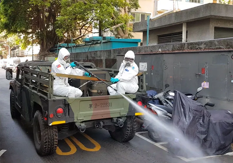 圖為國軍66化學兵支援噴消畫面，台北市環保局提供